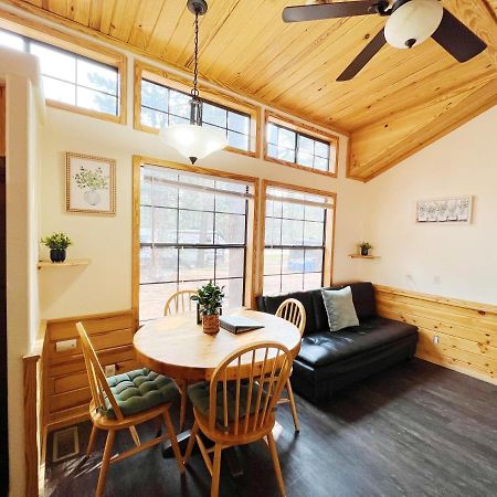 Sally'S Cabin Is A Quaint Two Bedroom Tiny Home Woodland Park Esterno foto