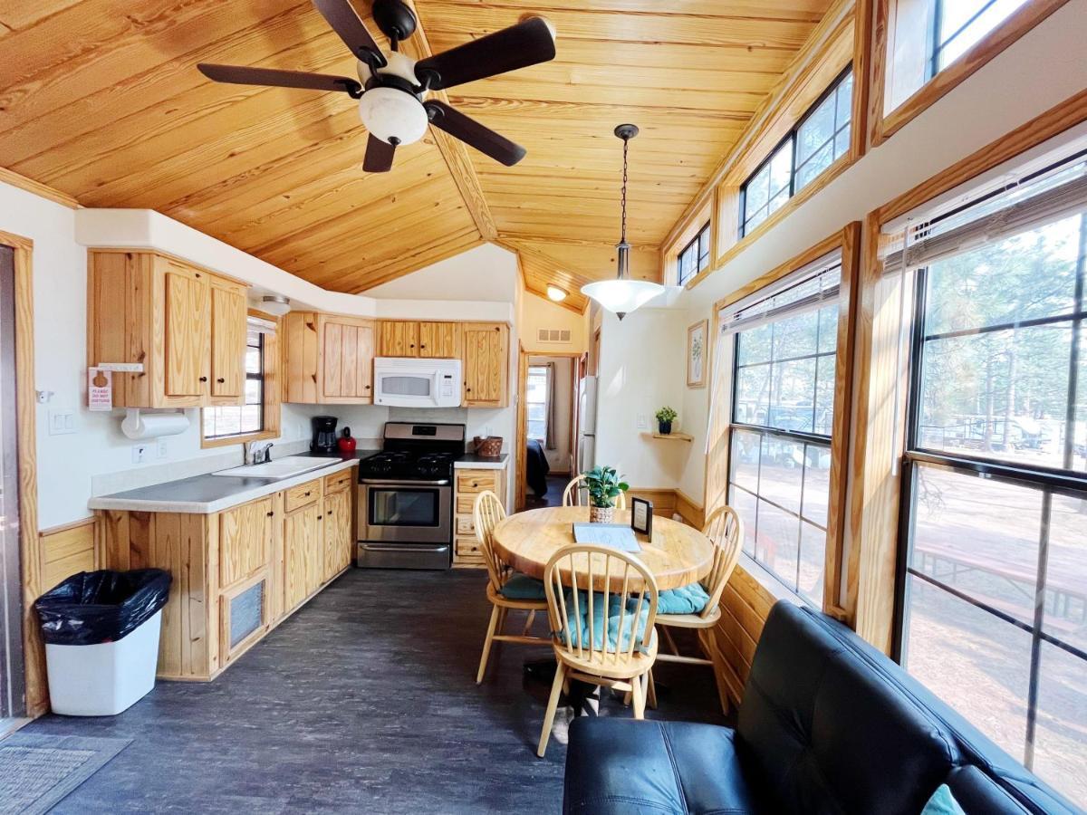Sally'S Cabin Is A Quaint Two Bedroom Tiny Home Woodland Park Esterno foto