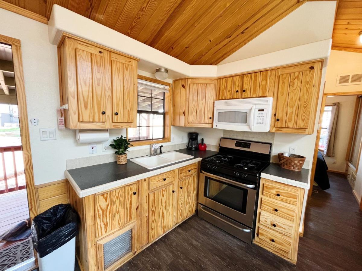 Sally'S Cabin Is A Quaint Two Bedroom Tiny Home Woodland Park Esterno foto